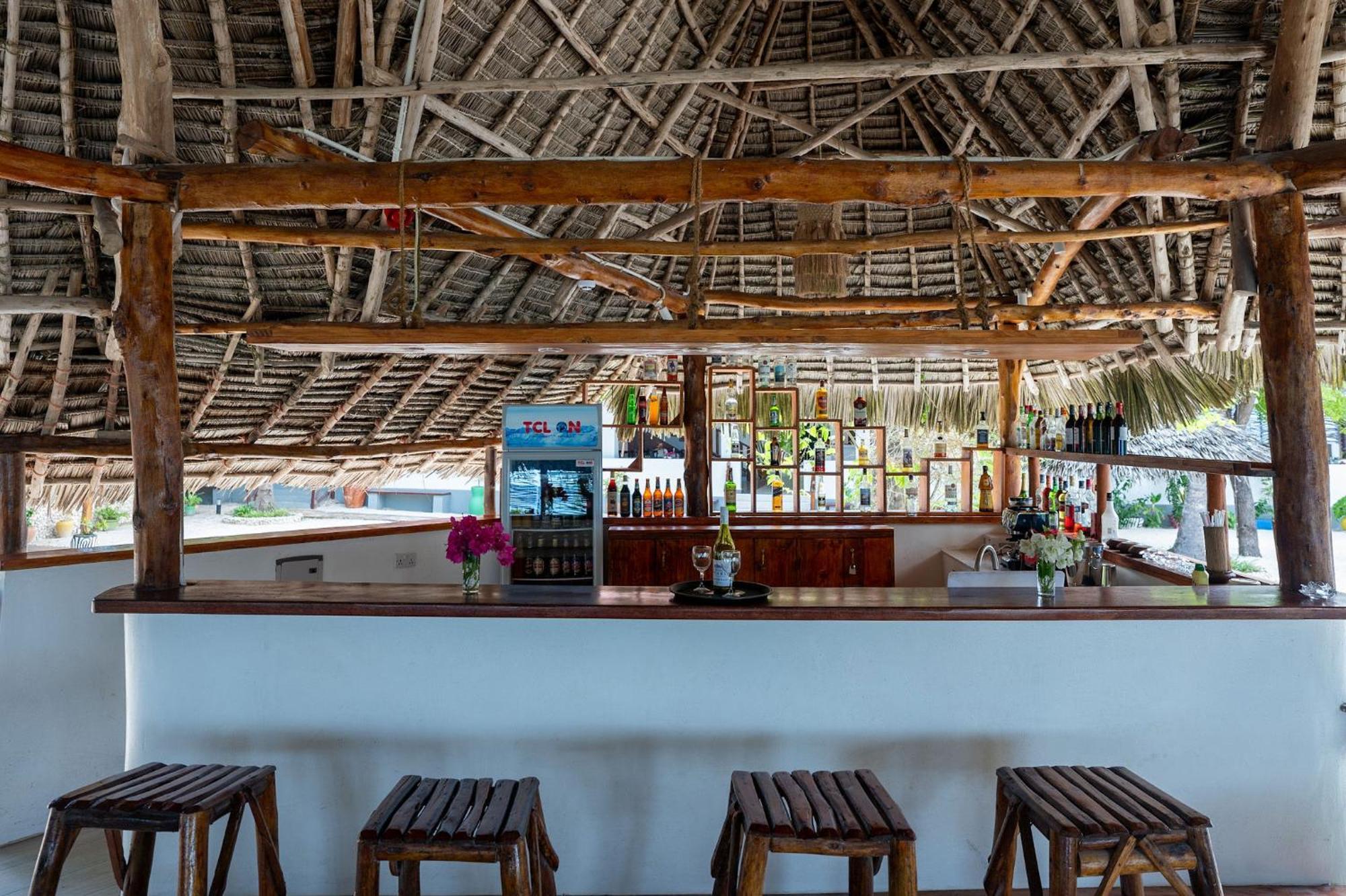 Manolo Beach Resort Uroa Exterior photo